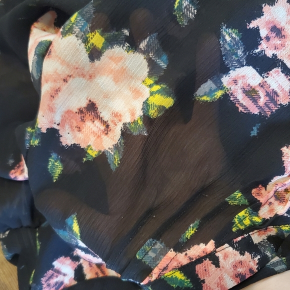 Princess Vera Wang Floral Tie Neck Top - Picture 4 of 7